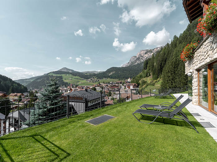 Giardino con vista su Selva di Val Gardena